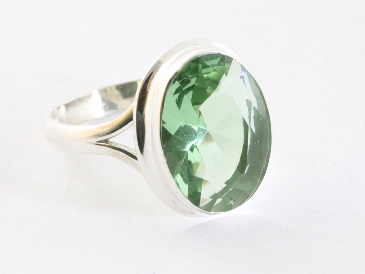 Hoogglans zilveren ring met groene amethist - maat 21