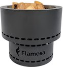 Zwarte Flamesa vuurkorf met een laag houtblokken.
