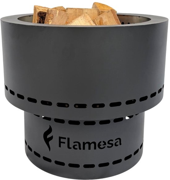Zwarte Flamesa vuurkorf met een laag houtblokken.
