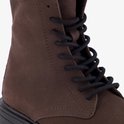 Detail donkerbruine leren veterboot met zwarte veters