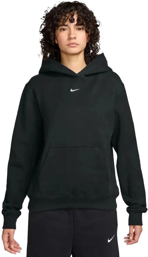 Model draagt zwarte Nike hoodie van fleece met een klein wit swoosh-logo op de borst en een buidelzak.