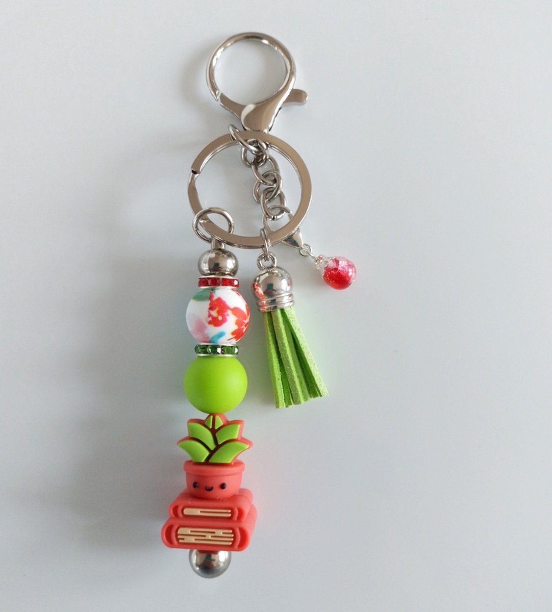 Sleutelhanger, tashanger met kralen en kwastje | cactus, boeken | rood & groen