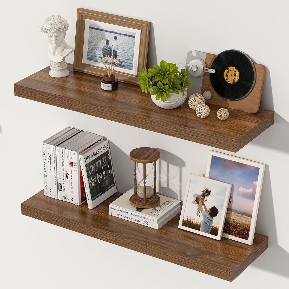 Diepe zwevende wandplanken van 29,5 cm en 60 cm in walnoot, ideaal voor opslag en decoratie