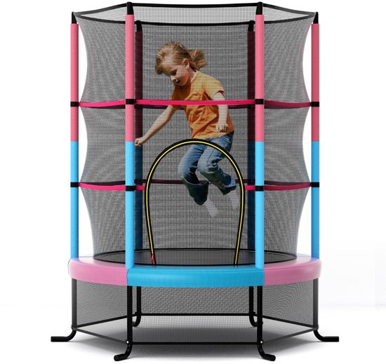 Kind springt op een trampoline met een zwart veiligheidsnet en roze-blauwe bekleding op een witte achtergrond.