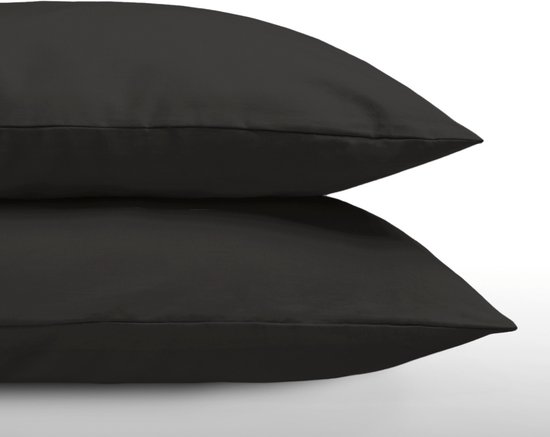 Twee effen zwarte kussenslopen van 60 x 70 cm, gestapeld op elkaar.