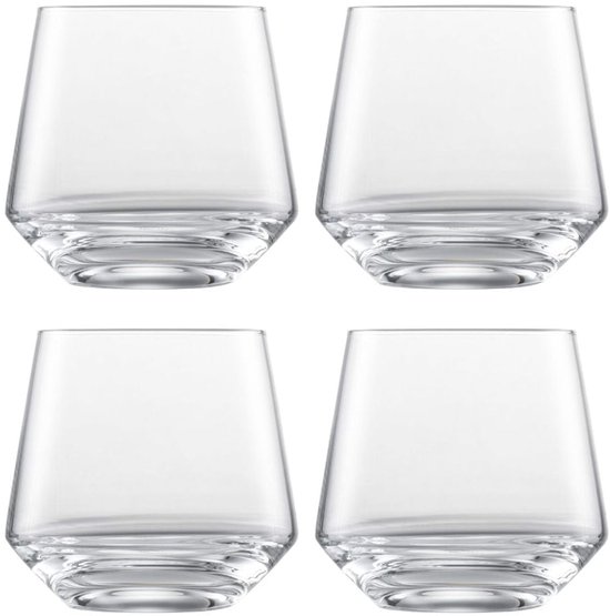Quatre verres à whisky en cristal de forme large et effilée avec un fond épais.
