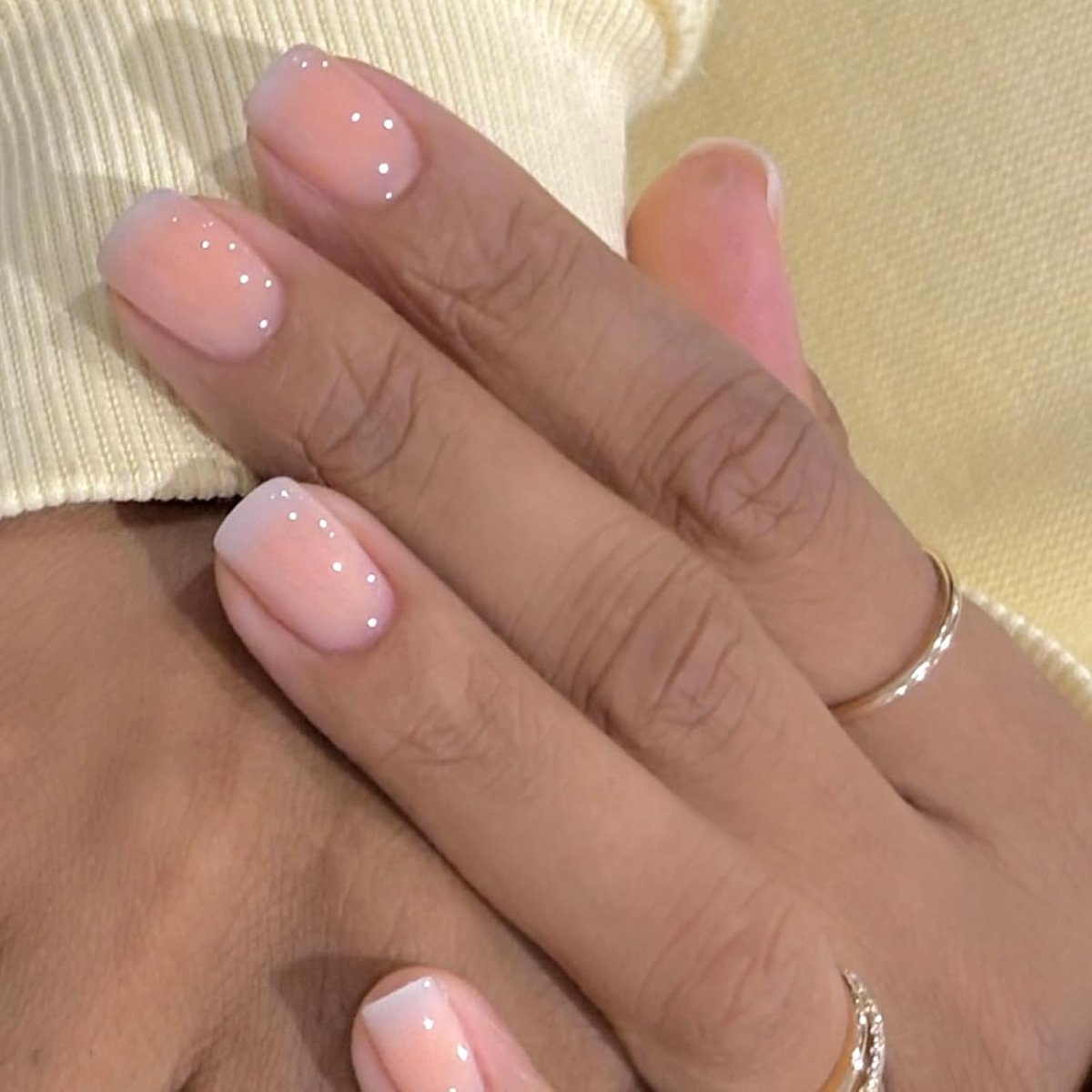 24 stuks korte vierkante nepnagels, Franse tip Press-on nagels, roze-paars kleurverloop acryl nepnagel, volledige dekking, sterke lijm op nagel, glanzende gel stick-on nagels voor vrouwen