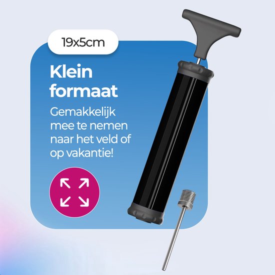 Zwarte balpomp met grijze handgreep. Afmeting 19x5cm. Tekst "Klein formaat" en "Gemakkelijk mee te nemen naar het veld of op vakantie!".