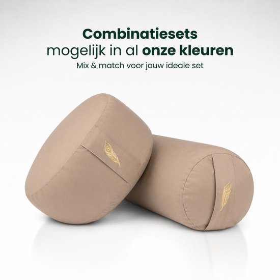 Twee beige yoga kussens, een ronde en een langwerpige, met een geborduurd veertjeslogo. Combinatie sets mogelijk.