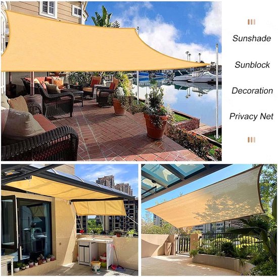 Beige schaduwdoek over een patio met meubels, een boot en water op de achtergrond. Afbeeldingen hieronder tonen het schaduwdoek bij een huis en een tuinhek.