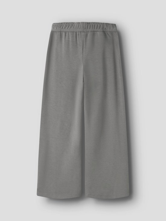 Grijze broek met wijde pijpen en elastische tailleband op een grijze achtergrond.