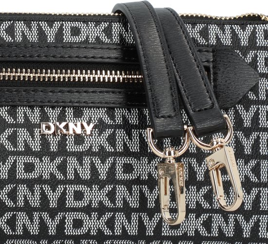 Goudkleurige karabijnsluitingen en DKNY logo's op een zwarte tas met repetitief grijs DKNY logo.