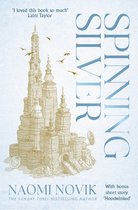 Boekomslag van 'Spinning Silver' door Naomi Novik, met een gedetailleerde tekening van een toren van gebouwen met een gouden glans, omringd door vogels. De titel 'SILVER SPINNING' staat verticaal in blauwe letters.