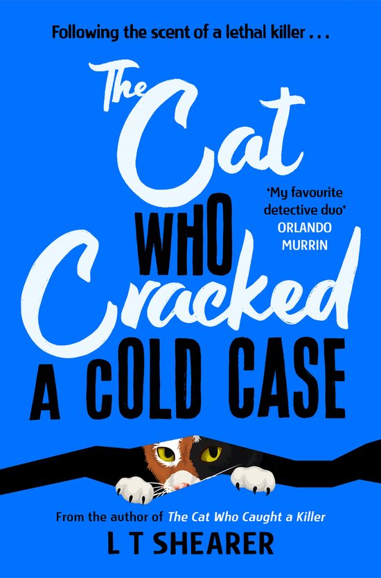 Boekomslag: De titel 'The Cat Who Cracked a Cold Case' in witte en zwarte letters. Een kat met een oranje, witte en zwarte vacht kijkt vanonder de boekomslag.