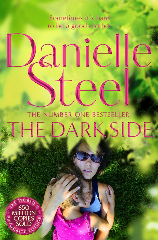 Boek "The Dark Side" van Danielle Steel, met op de cover een moeder met kind in het gras.
