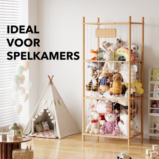 Houten opbergrek vol met knuffels, ideaal voor speelkamers. Met een tipi en ballonnen.
