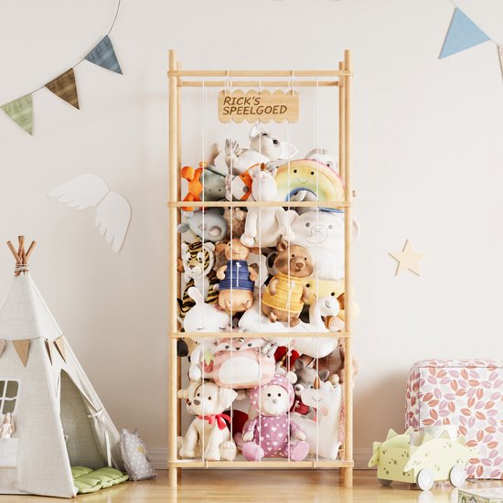 Houten opbergrek vol met knuffels. Met een slinger met vlaggetjes, een tipi en een muursticker met vleugels.