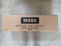 Kartonnen doos met 'MS80 SPRING MATTRESS (90X200CM) Aiidoits' erop.