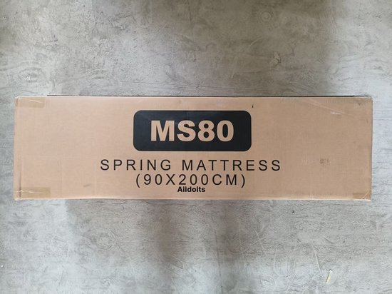 Kartonnen doos met 'MS80 SPRING MATTRESS (90X200CM) Aiidoits' erop.