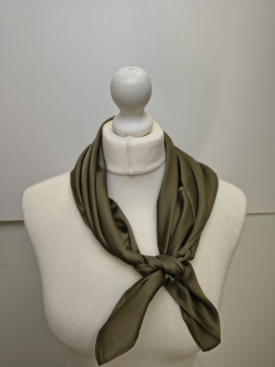 Vierkante dames sjaal Hildegard-effen kaki groen-uni-neksjaal-halssjaal-70x70