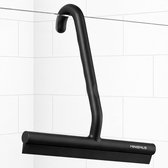 Zwarte douchewisser met gebogen handvat hangt aan glazen douchewand, tegels op achtergrond.