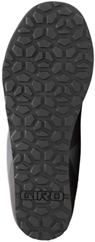 Onderkant van een donkergrijze Giro fietsschoen met een grof, hexagonaal profiel.