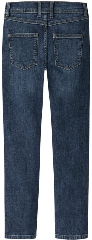 Achterkant van een donkerblauwe spijkerbroek, model slim fit, met stonewash effect en twee achterzakken.