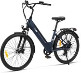 Donkerblauwe e-bike met lage instap, op witte achtergrond.