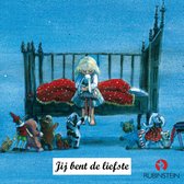 Een klein meisje met blond haar, gekleed in een blauw jurkje, staat bedroefd in een bed met een rode deken met witte stippen. Ze knuffelt een konijn. Om het bed heen staan speelgoeddieren.