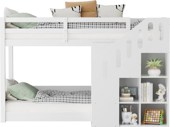 Wit stapelbed met opbergtrap en ingebouwde kastjes, geleverd met grijs en groen beddengoed en kussens.