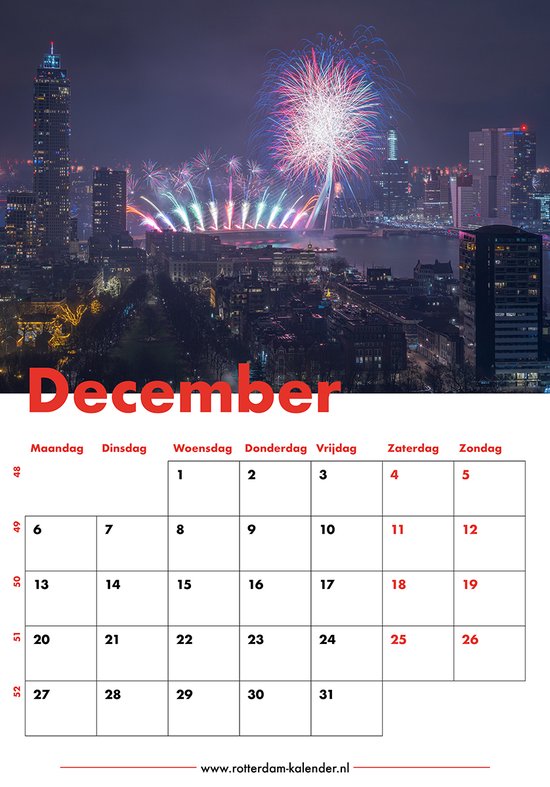 Kalenderpagina December met vuurwerk boven de skyline van Rotterdam tijdens de avond.