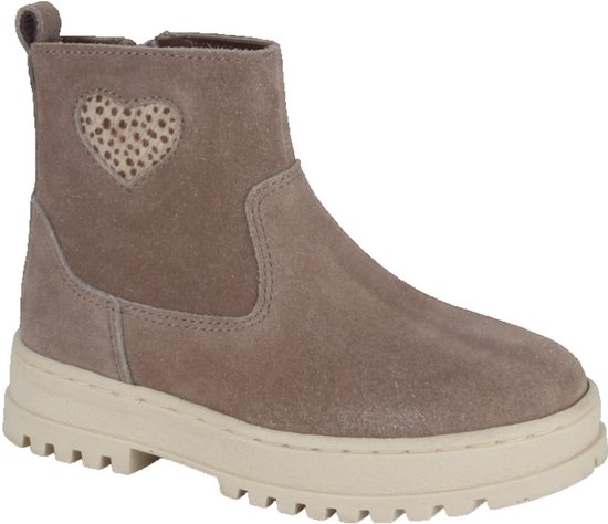 Beige suède enkellaars met dierenprint hartdetail en dikke, beige profielzool.