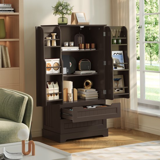 Armoire de cuisine marron foncé avec portes ouvertes, remplie de divers articles, avec un tiroir ouvert.