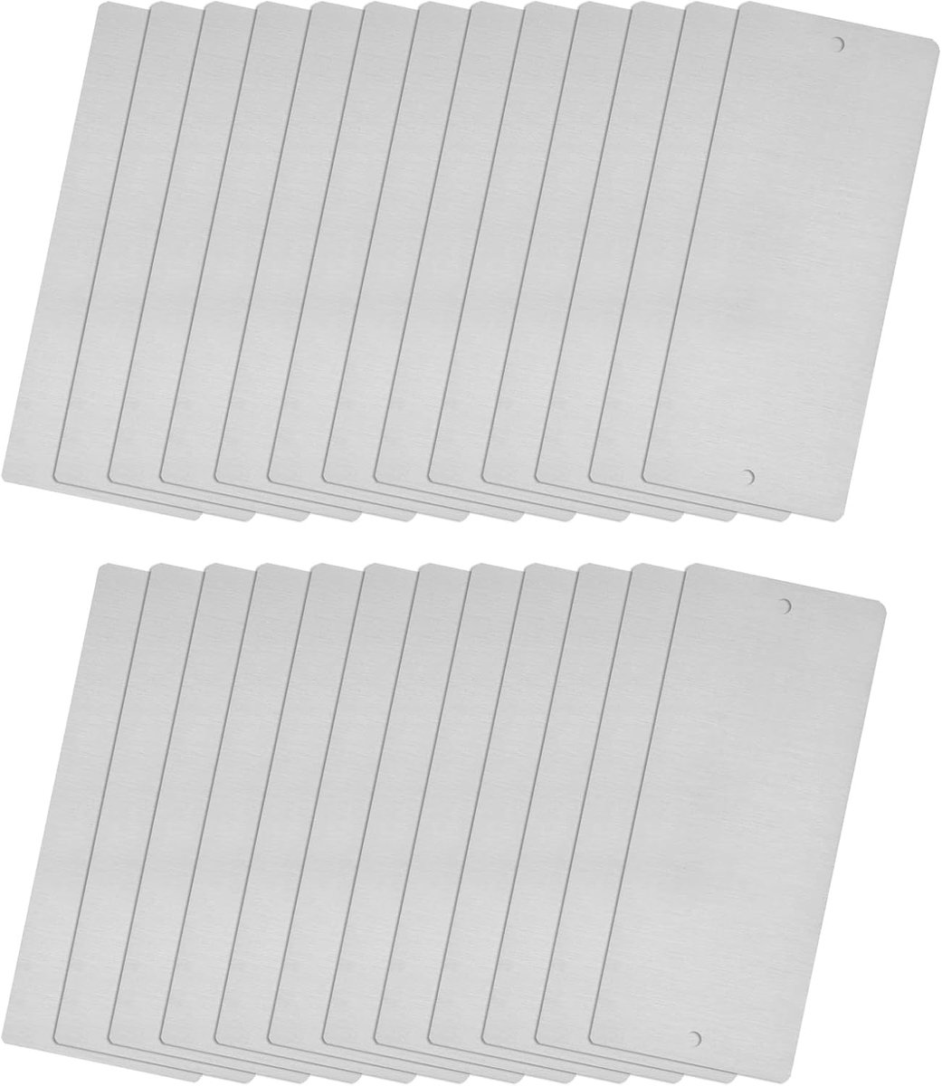 Sourcing map Lege metalen kaarten, 25 stuks, 3,1 x 1,2 inch, geborsteld, 201 roestvrijstalen plaat met gaten voor doe-het-zelf lasergravure, naamplaatje, 0,4 mm dik, zilverkleurig