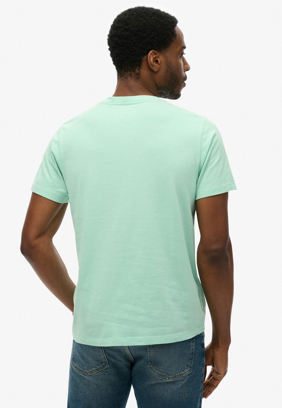 Homme portant un t-shirt Superdry vert menthe et un jean, vu de dos.