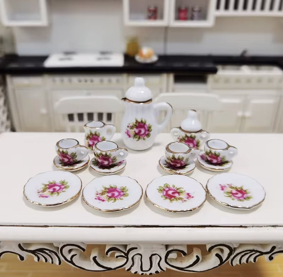 17 Delig Mini Rood servies met gouden rand - Decoratie - Poppenhuis inrichting - Schaal 1/12 - Koffieservies