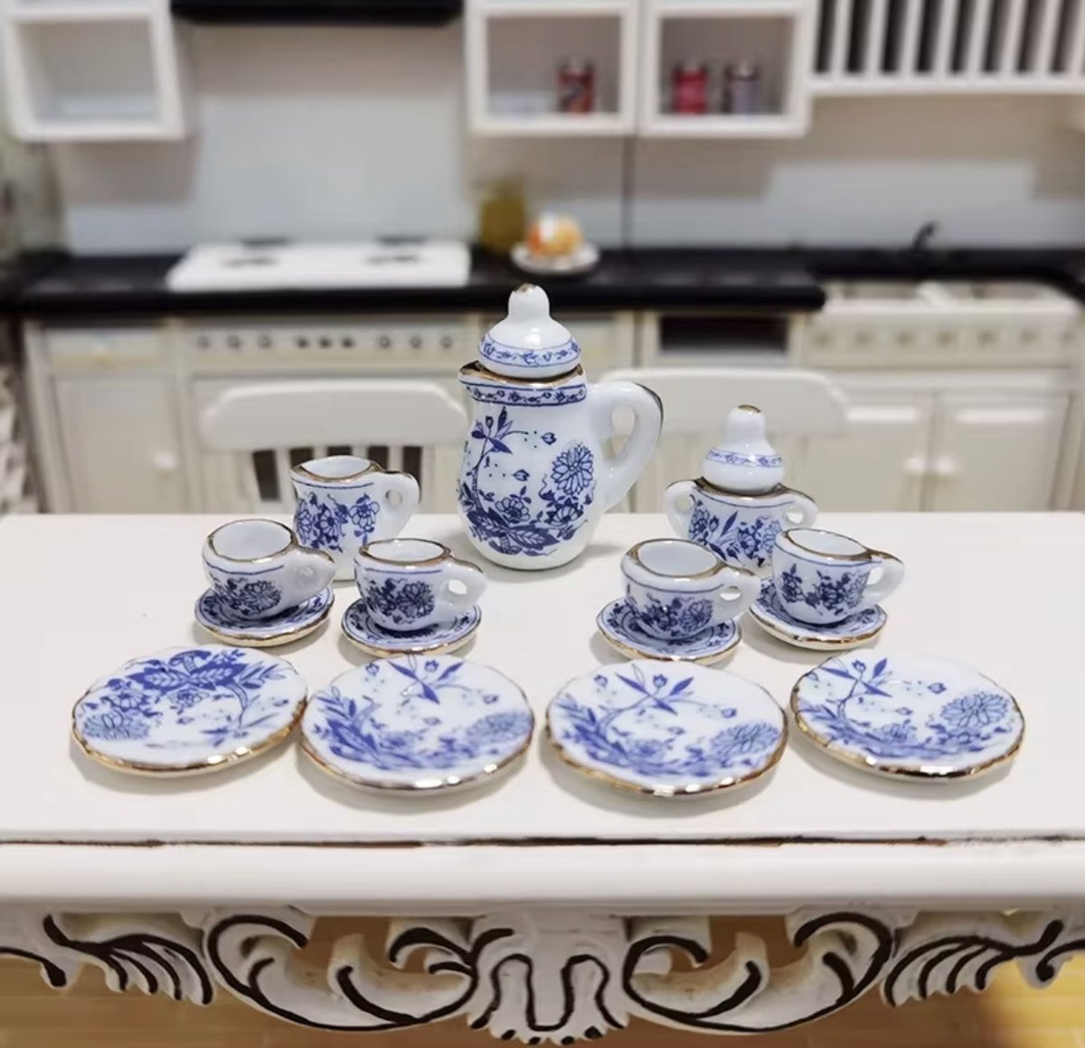 17 Delig Mini Blauw servies met gouden rand - Decoratie - Poppenhuis inrichting - Schaal 1/12 - Koffieservies