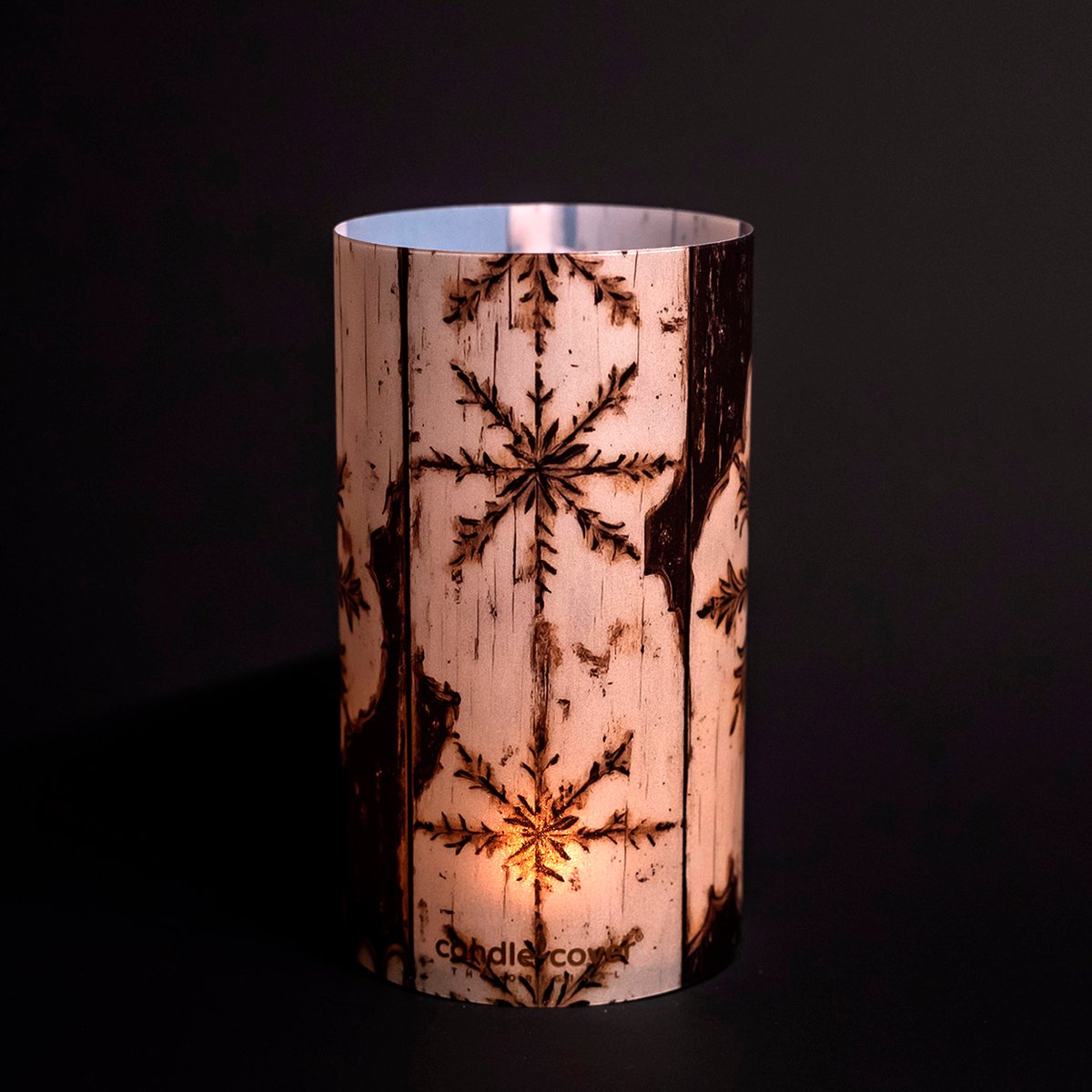Candle-Cover - Kerst en Winter - Rustic Wood Straight Snowflakes - trendy omhulsel voor (oplaadbaar) theelicht en waxinelicht - windlicht - 9 cm rond - 16 cm hoog