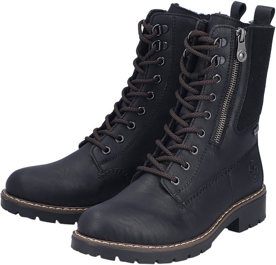 Paar zwarte Rieker veterboots met veters en ritsen, van voren en opzij bekeken.