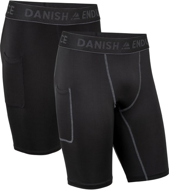 Paar zwarte sportbroeken met grijze naden en een zijvak. Merknaam op tailleband.