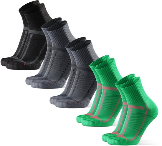 Ensemble de trois paires de chaussettes de course noires, gris foncé et vert vif avec des accents roses.