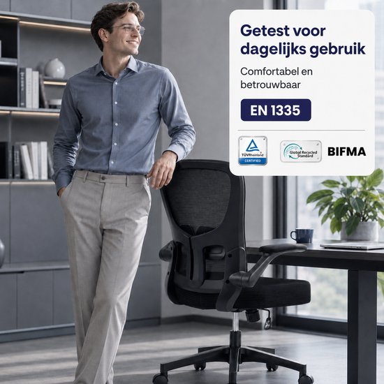 Man in grijs overhemd en beige broek leunt tegen zwarte bureaustoel, met certificeringen EN 1335, TÜV Rheinland en BIFMA.
