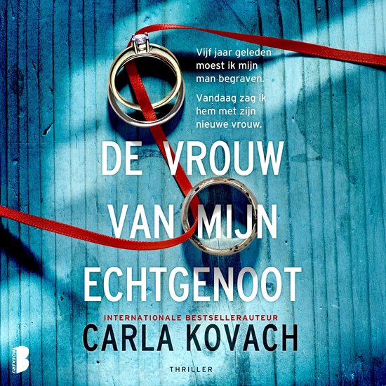 Deux alliances reliées par un ruban rouge sur fond de bois bleu. Texte : La femme de mon mari.