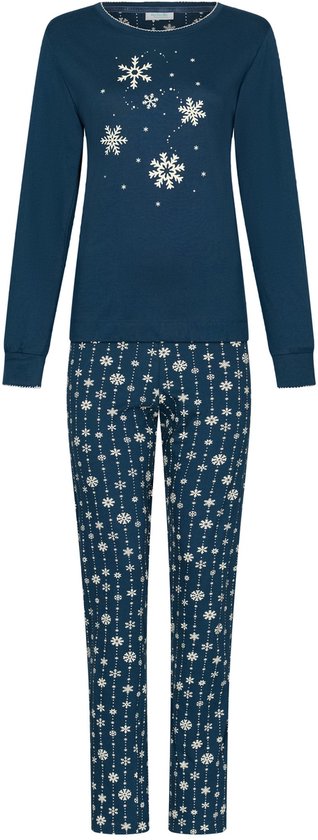 Donkerblauwe pyjama met lange mouwen, op de borst een opdruk van witte sneeuwvlokken. De broek heeft een all-over print van sneeuwvlokken.