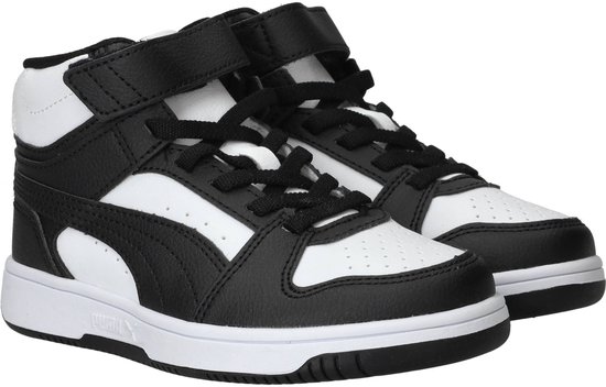 Zwarte en witte Puma Rebound Slam Mid AC PS sneakers met veters en klittenbandsluiting, bekeken vanuit een hoek.