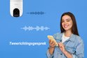 Witte EZVIZ camera, met jonge vrouw en smartphone met geluidsgolven.