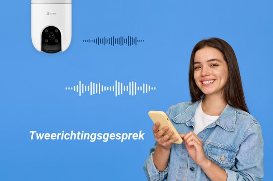 Witte EZVIZ camera, met jonge vrouw en smartphone met geluidsgolven.