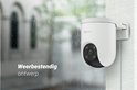 Witte EZVIZ beveiligingscamera met weerbestendig ontwerp, in de regen.