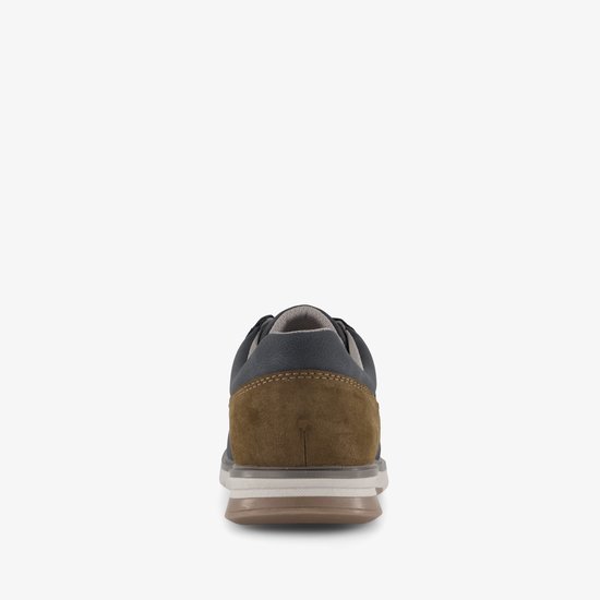 Achterkant van een donkerblauwe sneaker met bruine suède accenten.