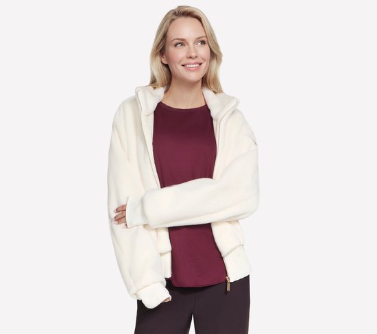 Model met lange mouwen, off-white, cropped teddy jas met gouden ritssluiting, vest met rits.